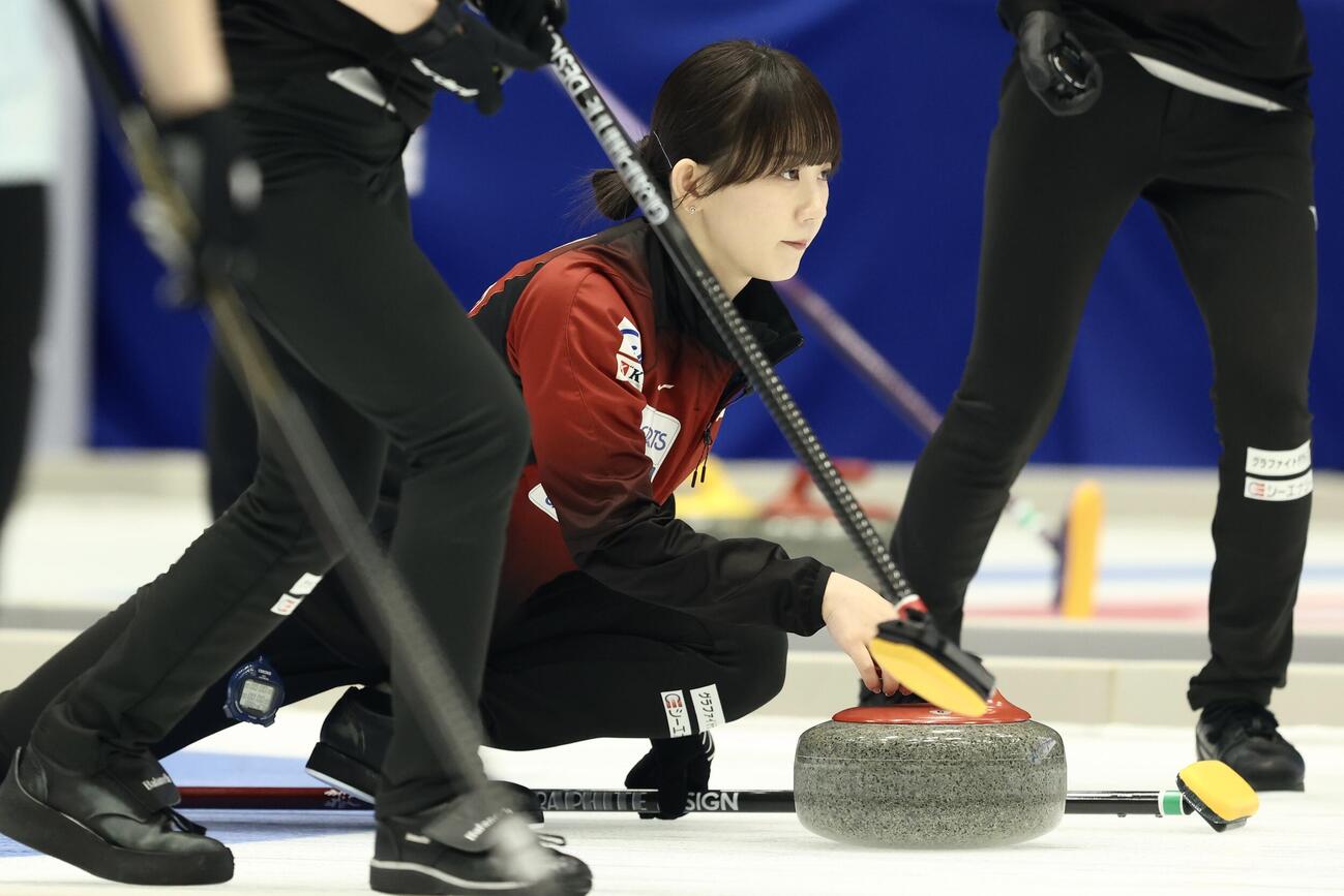日本カーリング選手権大会　横浜2026　女子1次予選リーグ　中部電力対ロコ・ソラーレ　第7エンド　ストーンを投じる中部電力・北沢育恵（撮影・河田真司）