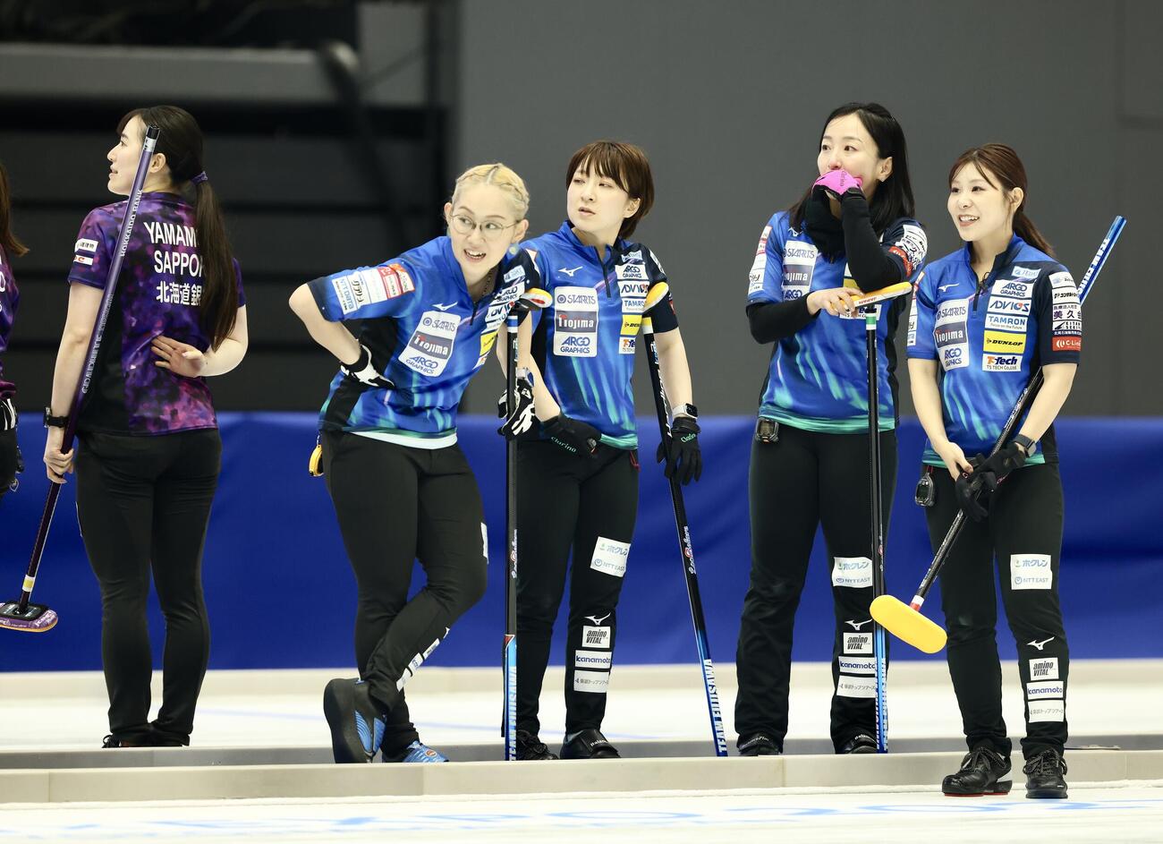 日本カーリング選手権大会　横浜2026　女子1次予選リーグ　中部電力対ロコ・ソラーレ　第7エンドを終え言葉を交わすロコ・ソラーレ（撮影・河田真司）