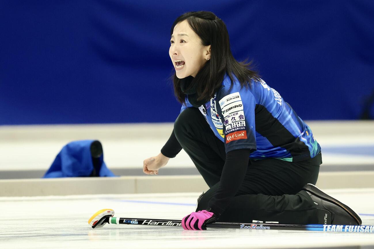 日本カーリング選手権大会　横浜2026　女子1次予選リーグ　中部電力対ロコ・ソラーレ　第8エンド　ストーンを投じ声出しする藤沢五月（撮影・河田真司）