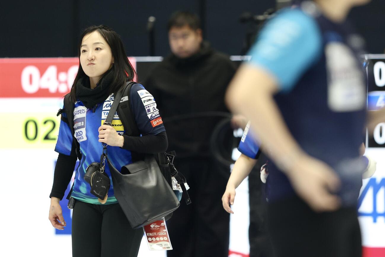 日本カーリング選手権大会　横浜2026　女子1次予選リーグ　中部電力に敗れ、浮かない表情で引き揚げる藤沢五月（撮影・河田真司）＝2026年6月10日