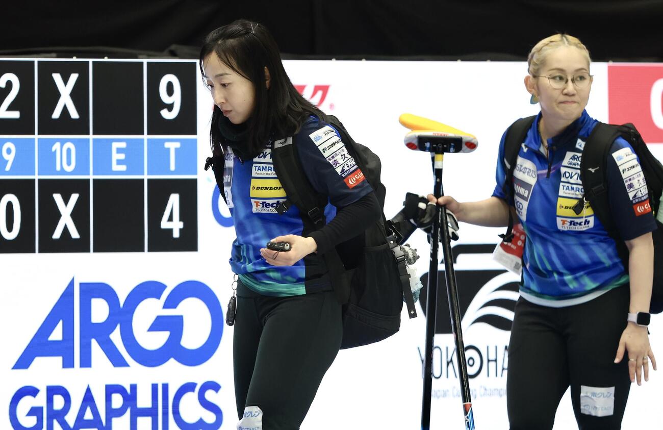 日本カーリング選手権大会　横浜2026　女子1次予選リーグ　中部電力に敗れ、浮かない表情で引き揚げるロコ・ソラーレの藤沢五月（左）と小穴桃里（撮影・河田真司）