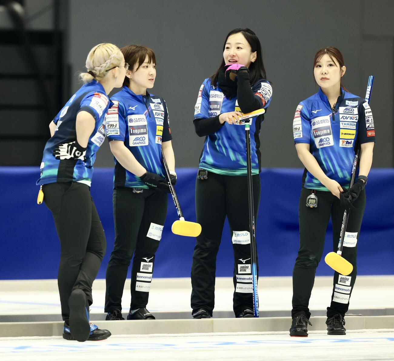 日本カーリング選手権大会　横浜2026　女子1次予選リーグ　中部電力対ロコ・ソラーレ　第7エンドを終え言葉を交わすロコ・ソラーレ（撮影・河田真司）