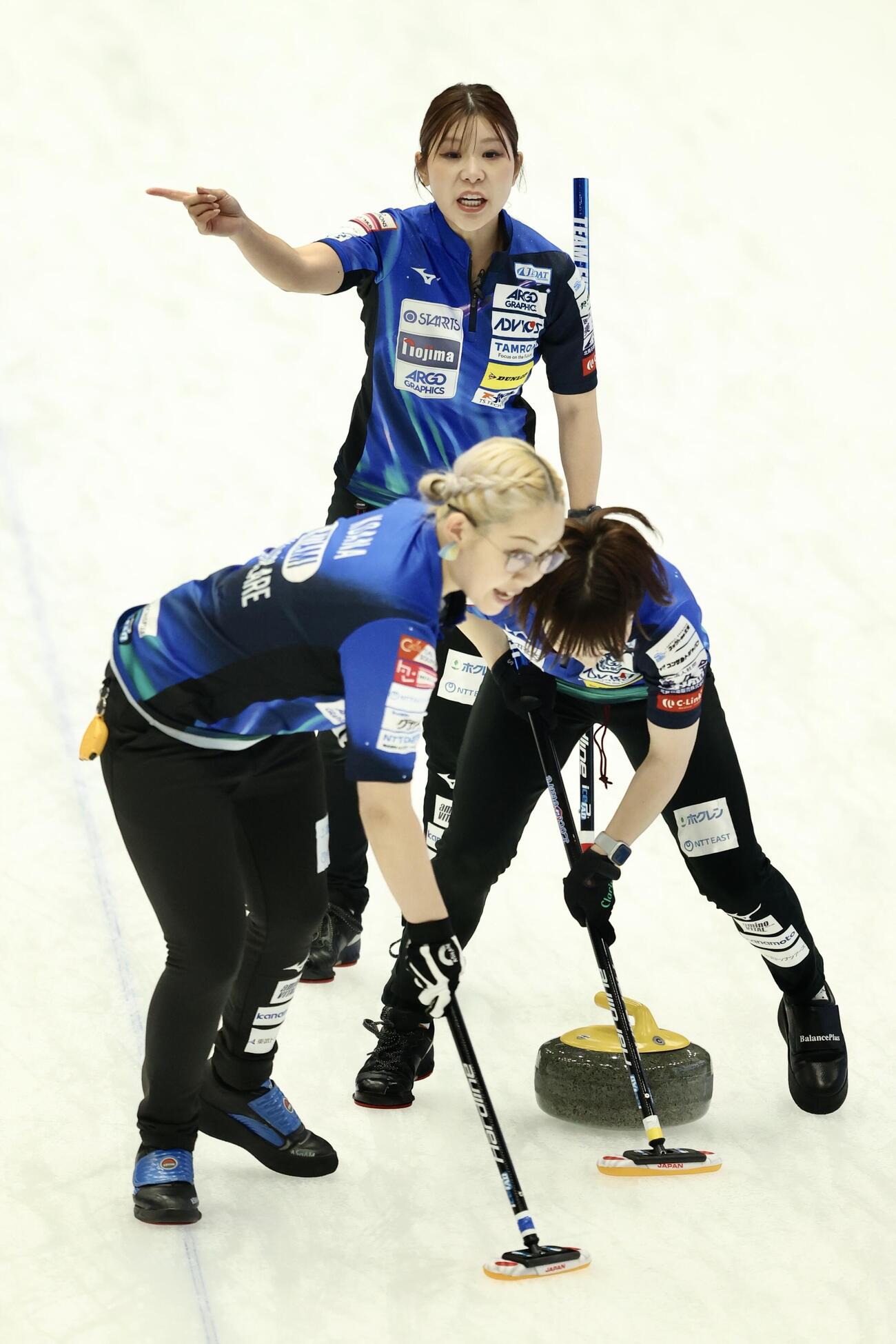 日本カーリング選手権大会　横浜2026　女子1次予選リーグ　中部電力対ロコ・ソラーレ　第7エンド　ストーンを投じ指示を出すロコ・ソラーレ吉田夕梨花（奥）（撮影・河田真司）