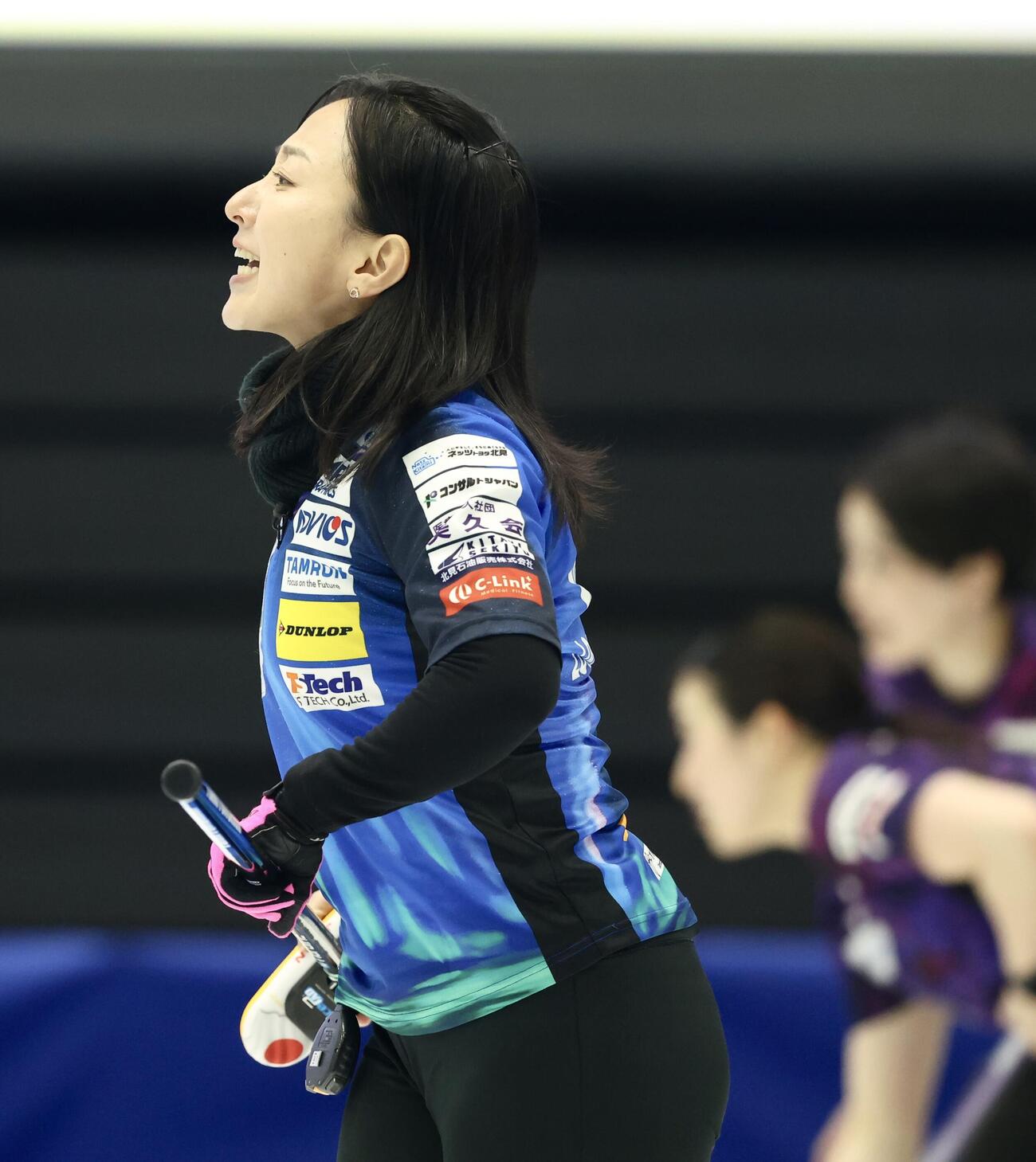 日本カーリング選手権大会　横浜2026　女子1次予選リーグ　中部電力対ロコ・ソラーレ　第4エンド　ストーンを投じる藤沢五月（撮影・河田真司）