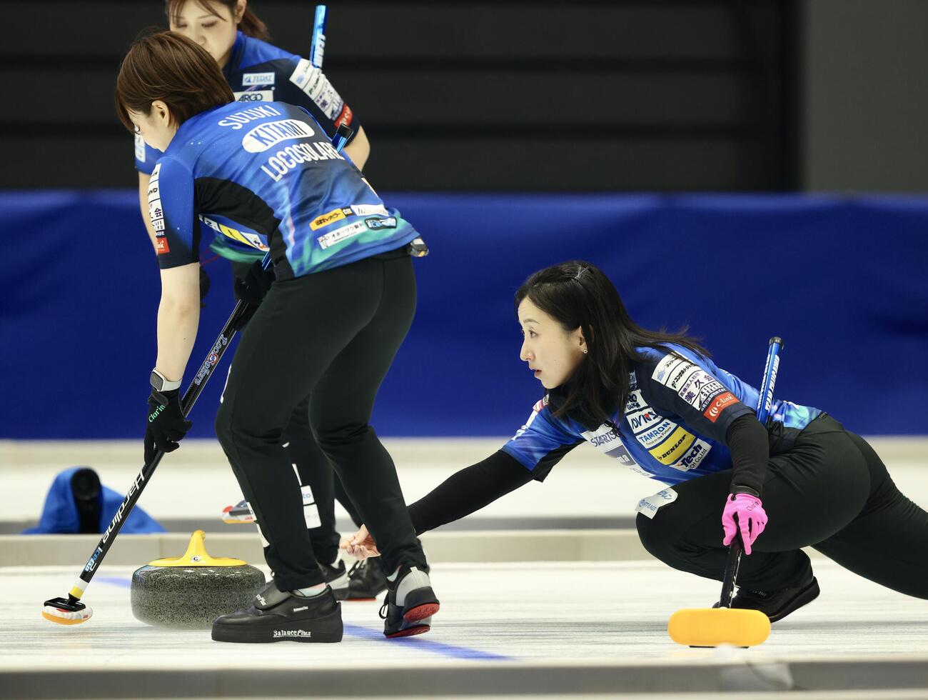 日本カーリング選手権大会　横浜2026　女子1次予選リーグ　中部電力対ロコ・ソラーレ　第4エンド　ストーンを投じる藤沢五月（撮影・河田真司）