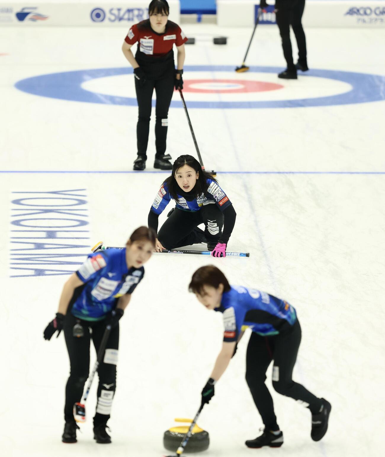 日本カーリング選手権大会　横浜2026　女子1次予選リーグ　中部電力対ロコ・ソラーレ　第5エンド　ストーンを投じるロコ・ソラーレ藤沢五月（中央）（撮影・河田真司）