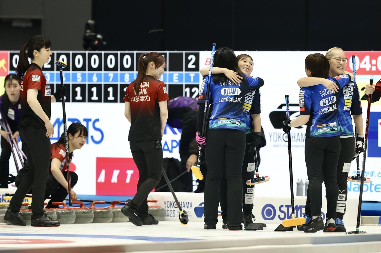 日本カーリング選手権大会　横浜2026　女子1次予選リーグ　中部電力に敗れ集まるロコ・ソラーレ（撮影・河田真司）＝2026年6月10日