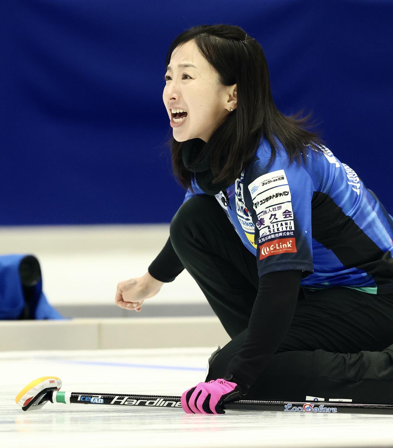 日本カーリング選手権大会　横浜2026　女子1次予選リーグ　中部電力対ロコ・ソラーレ　第8エンド　ストーンを投じ声出しする藤沢五月（撮影・河田真司）