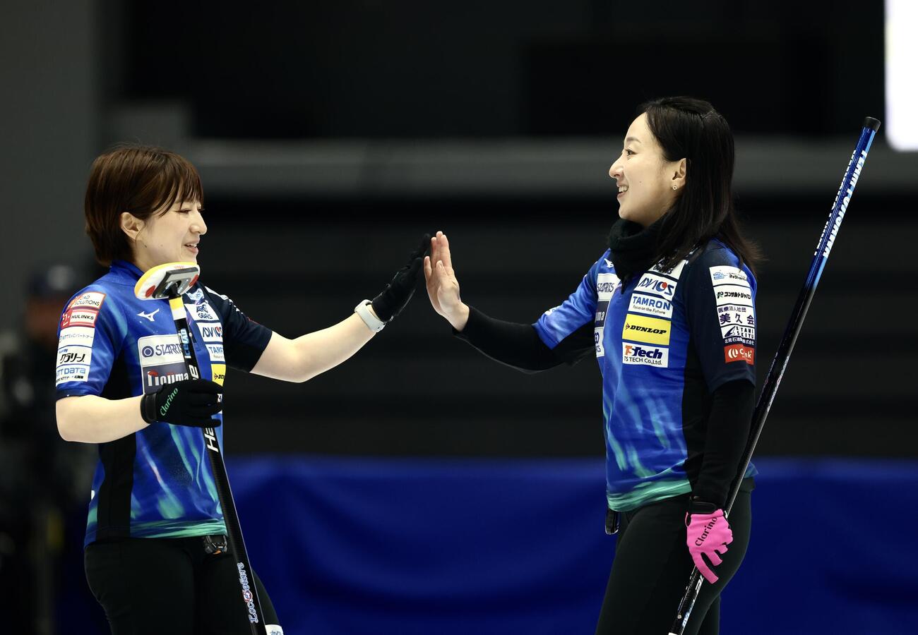 日本カーリング選手権大会　横浜2026　女子1次予選リーグ　中部電力対ロコ・ソラーレ　第8エンドハイタッチする鈴木夕湖（左）と藤沢五月（撮影・河田真司）＝2026年6月10日
