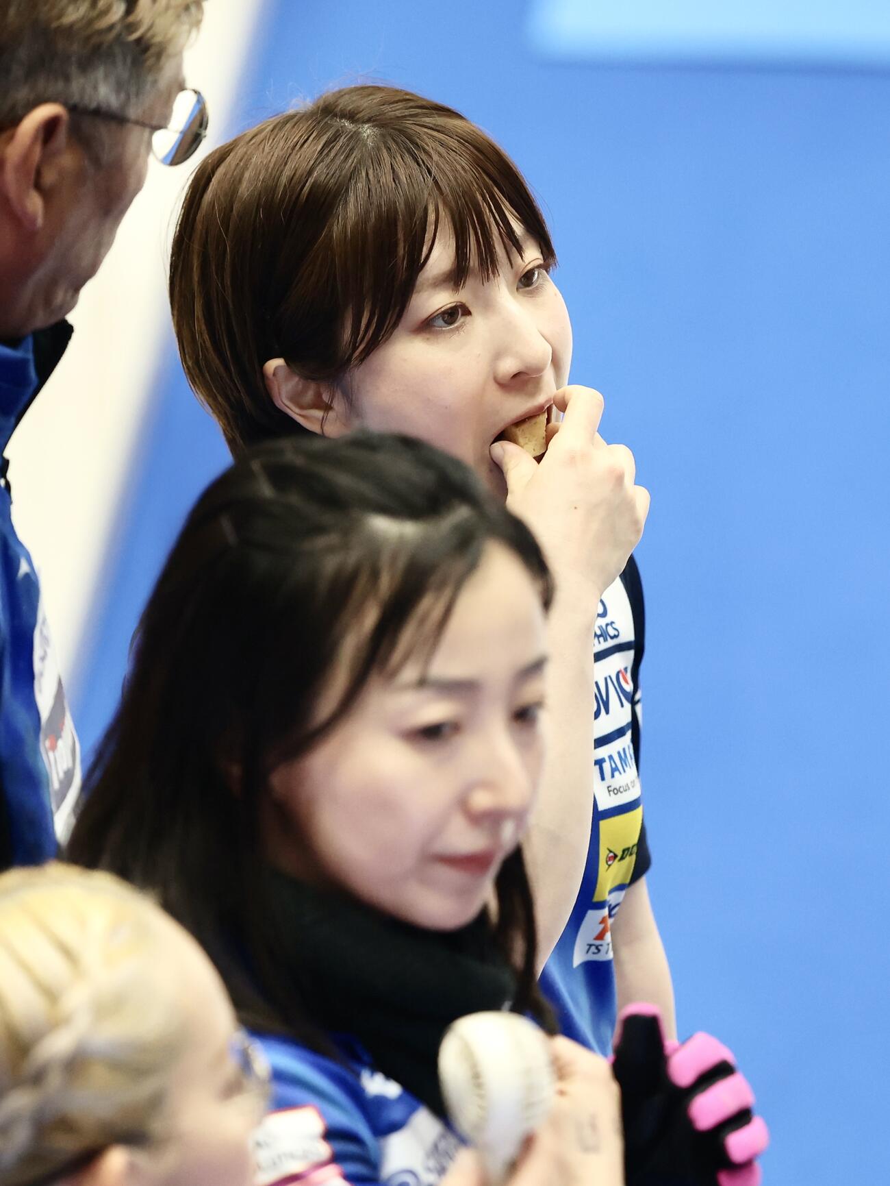 日本カーリング選手権大会　横浜2026　女子1次予選リーグ　中部電力対ロコ・ソラーレ　第5エンドを終え、エネルギー補給するロコ・ソラーレ鈴木夕湖（奥）（撮影・河田真司）