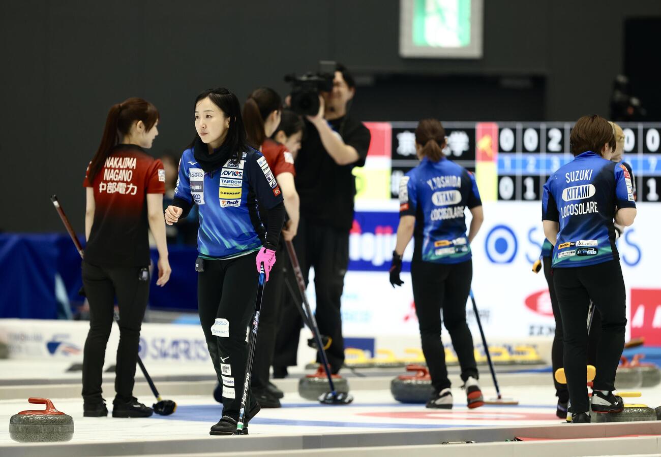 日本カーリング選手権大会　横浜2026　女子1次予選リーグ　中部電力に敗れた藤沢五月らロコ・ソラーレ（撮影・河田真司）＝2026年6月10日