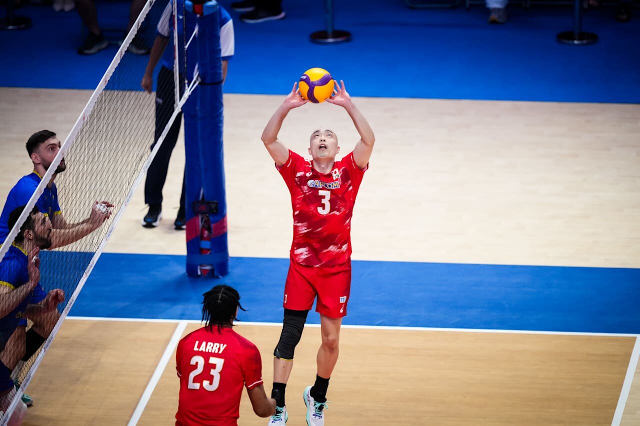 トスを上げる深津英臣（C）Volleyball World