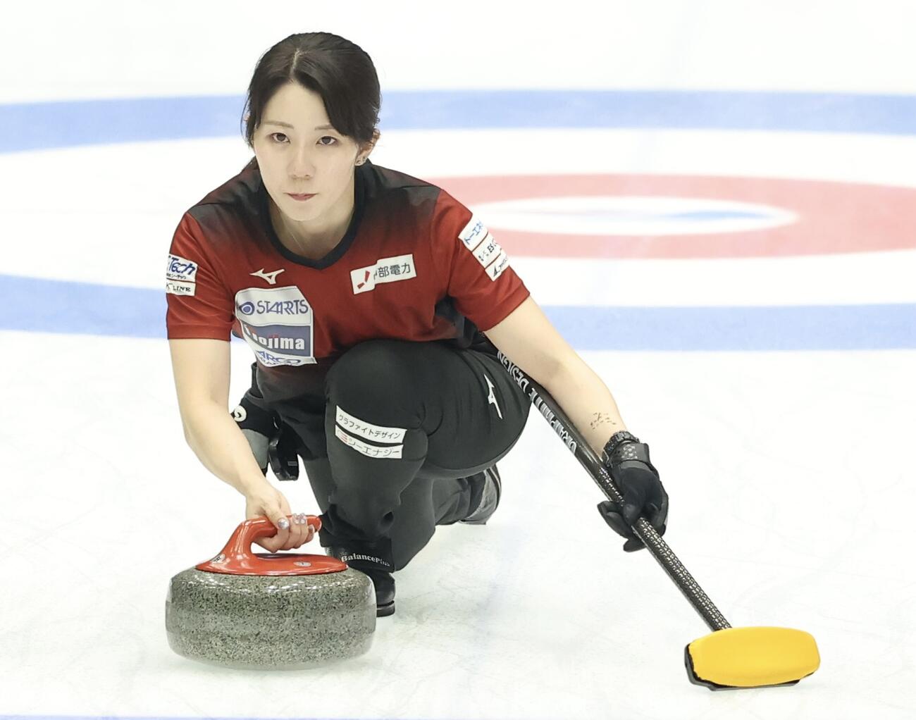 日本カーリング選手権大会　横浜2026　女子2次リーグ　中部電力対フォルティウス　第5エンド　ストーンを投じる中部電力・石郷岡葉純（撮影・河田真司）