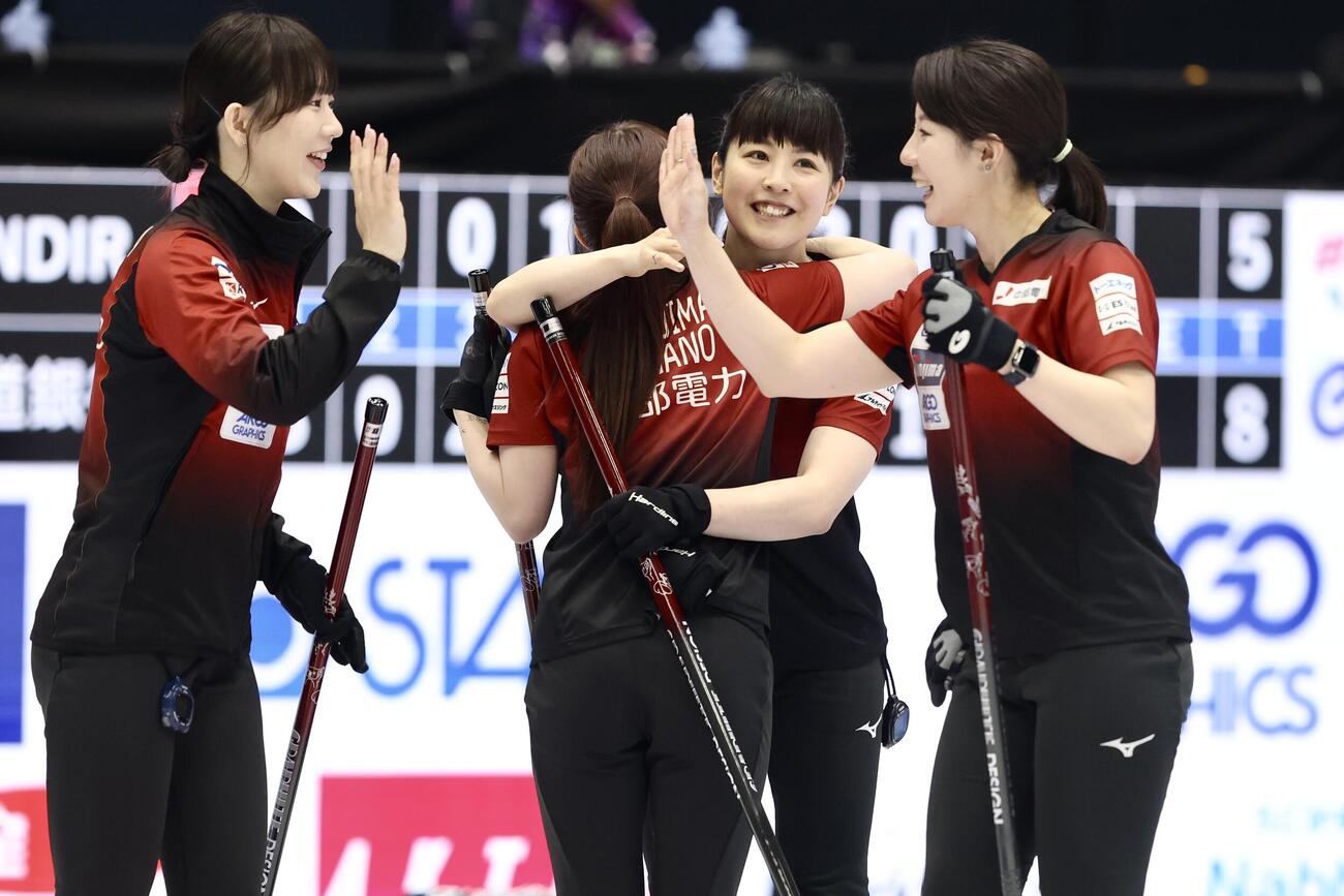 日本カーリング選手権大会　横浜2026　女子2次リーグ　中部電力対フォルティウス　第8エンド　フォルティウスに勝利する中部電力（撮影・河田真司）