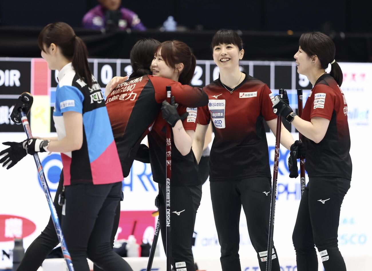 日本カーリング選手権大会　横浜2026　女子2次リーグ　中部電力対フォルティウス　第8エンド　フォルティウスに勝利する中部電力（撮影・河田真司）