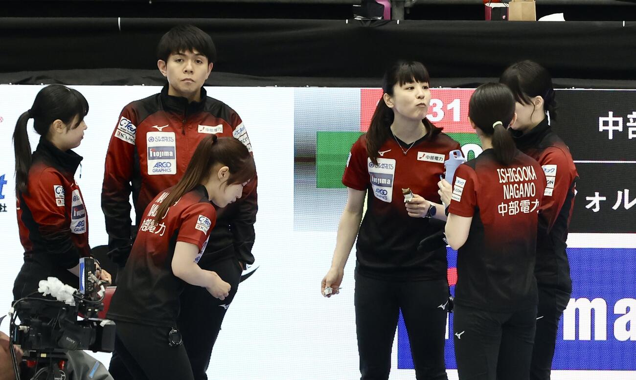 日本カーリング選手権大会　横浜2026　女子2次リーグ　中部電力対フォルティウス　第5エンドを終え休憩する中部電力（撮影・河田真司）