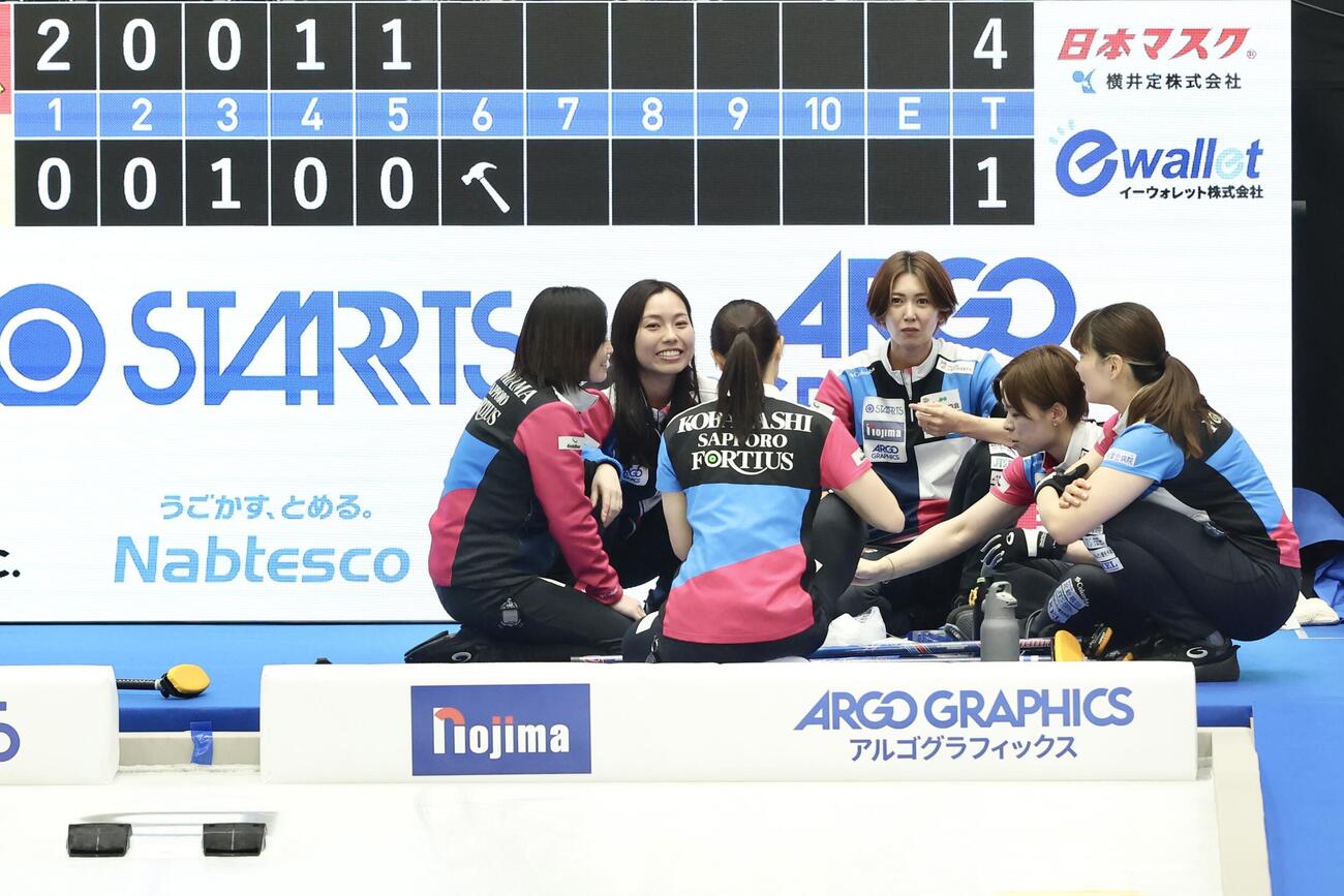日本カーリング選手権大会　横浜2026　女子2次リーグ　中部電力対フォルティウス　第5エンドを終え休憩するフォルティウス（撮影・河田真司）