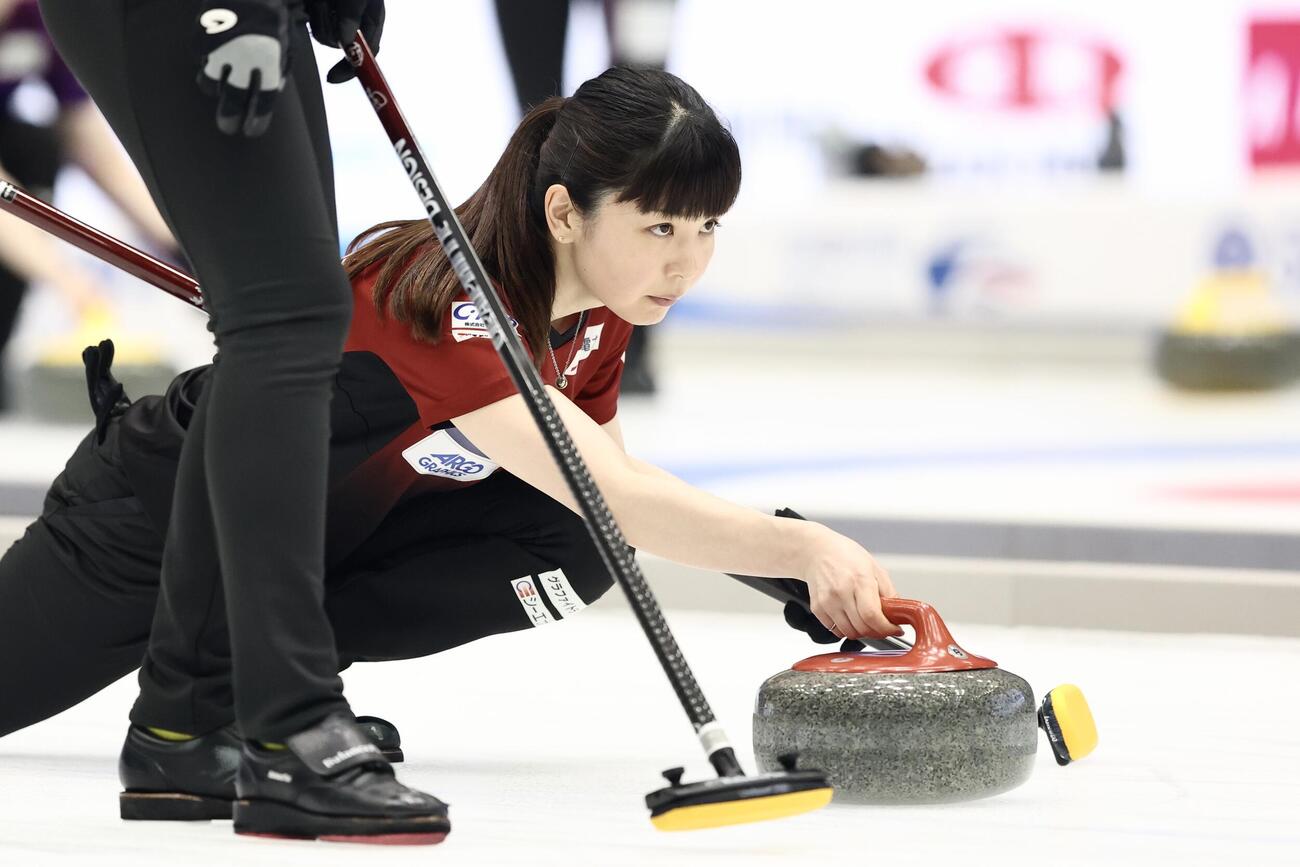 日本カーリング選手権大会　横浜2026　女子2次リーグ　中部電力対フォルティウス　第7エンド　ストーンを投じる中部電力・松村千秋（撮影・河田真司）