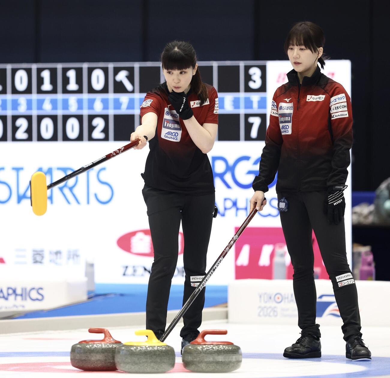 日本カーリング選手権大会　横浜2026　女子2次リーグ　中部電力対フォルティウス　第7エンド　作戦を話し合う中部電力・松村千秋（左）と北沢育恵（撮影・河田真司）
