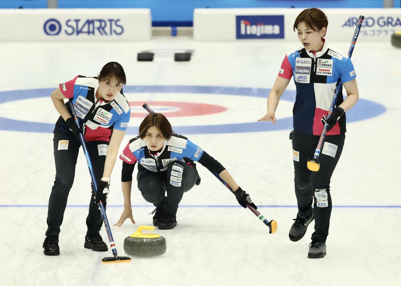 日本カーリング選手権大会　横浜2026　女子2次リーグ　中部電力対フォルティウス　第3エンド　ストーンを投じるフォルティウス・吉村紗也香（撮影・河田真司）