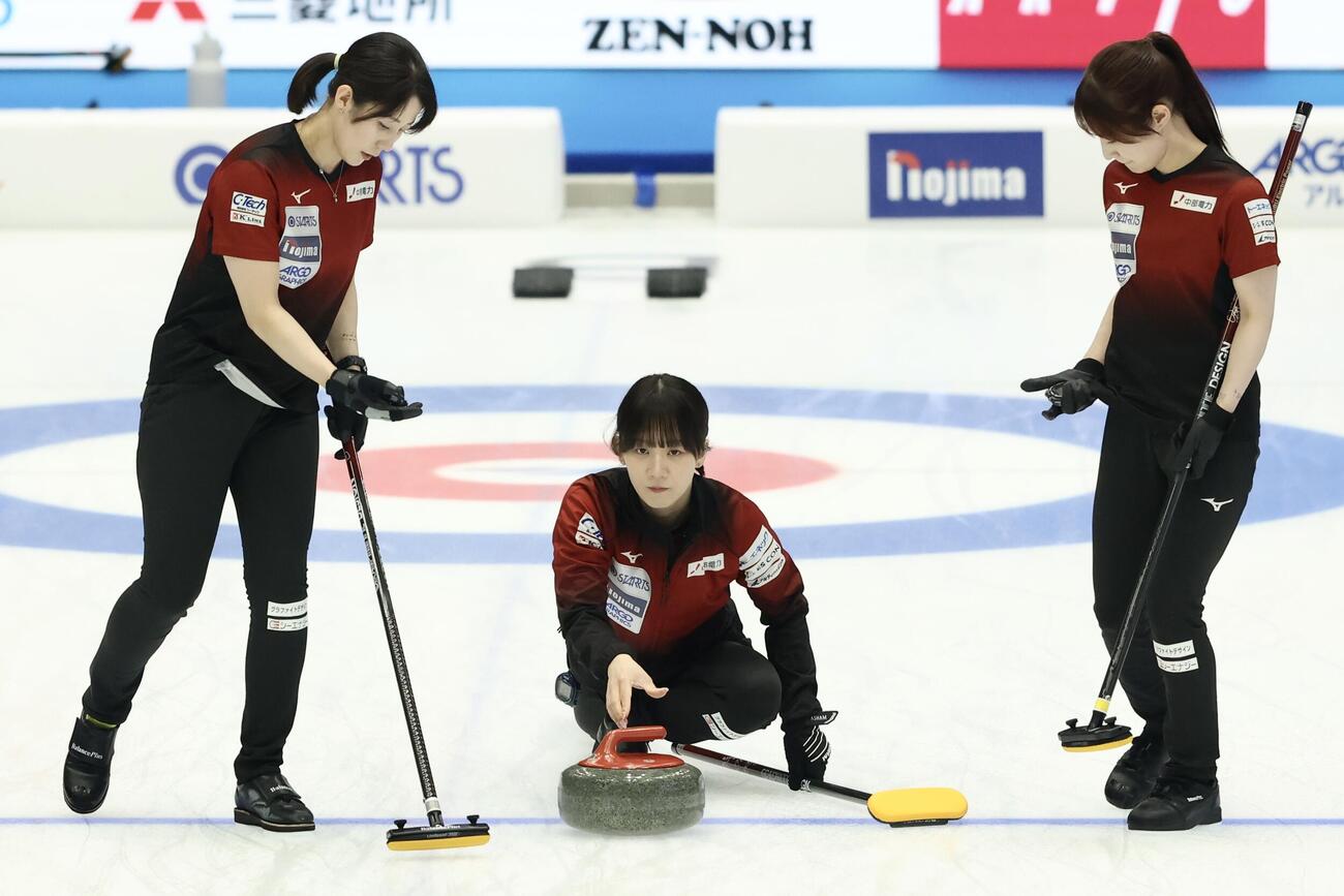 日本カーリング選手権大会　横浜2026　女子2次リーグ　中部電力対フォルティウス　第3エンド　ストーンを投じる中部電力・北沢育恵（中央）（撮影・河田真司）