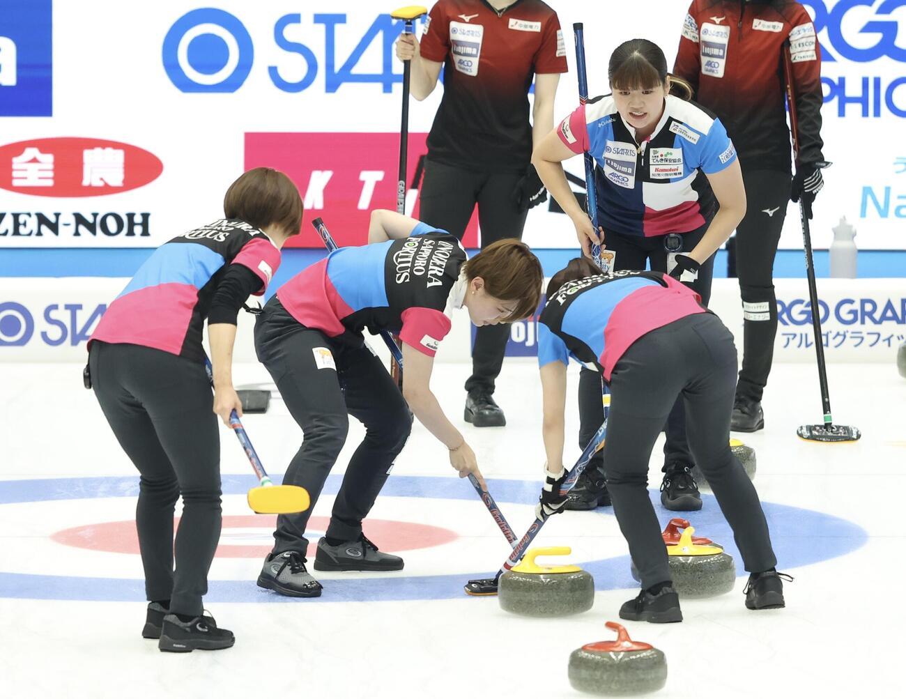 日本カーリング選手権大会　横浜2026　女子2次リーグ　中部電力対フォルティウス　第4エンドに臨むフォルティウス（撮影・河田真司）