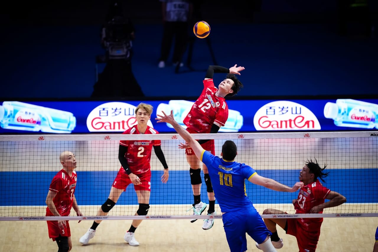スパイクを打つ高橋藍（C）Volleyball World