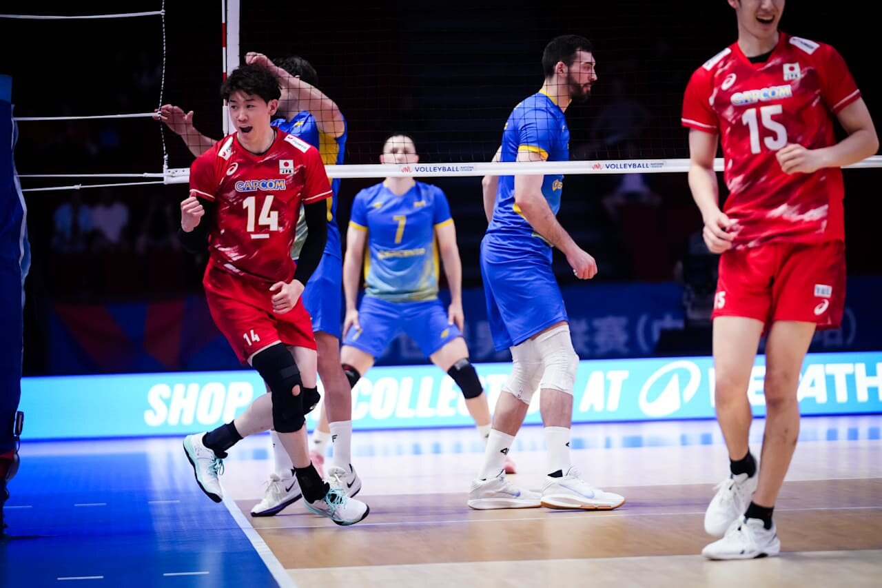 ガッツポーズする石川祐希（C）Volleyball World