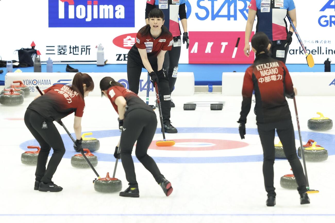 日本カーリング選手権大会　横浜2026　女子2次リーグ　中部電力対フォルティウス　第4エンドに臨む中部電力（撮影・河田真司）