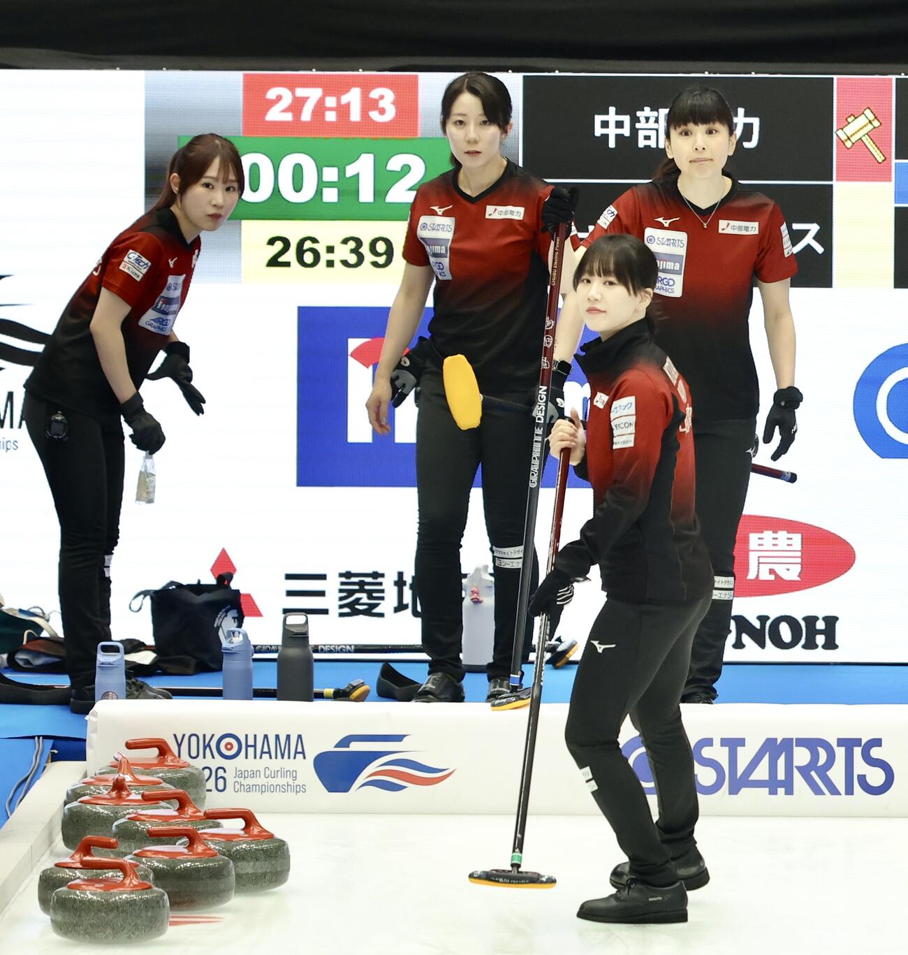 日本カーリング選手権大会　横浜2026　女子2次リーグ　中部電力対フォルティウス　第5エンドに臨む中部電力（撮影・河田真司）