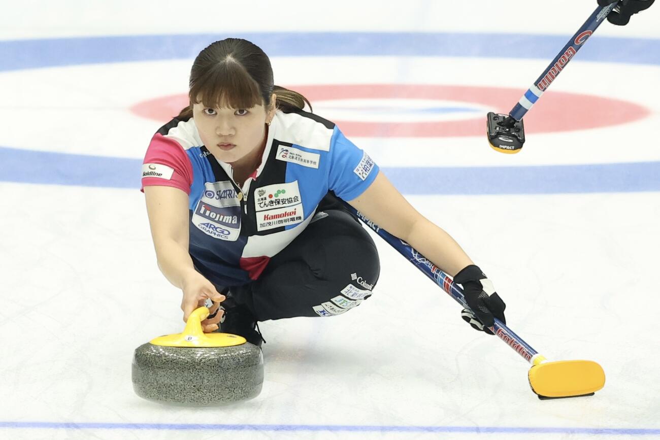 日本カーリング選手権大会　横浜2026　女子2次リーグ　中部電力対フォルティウス　第5エンド　ストーンを投じるフォルティウス・小谷優奈（撮影・河田真司）