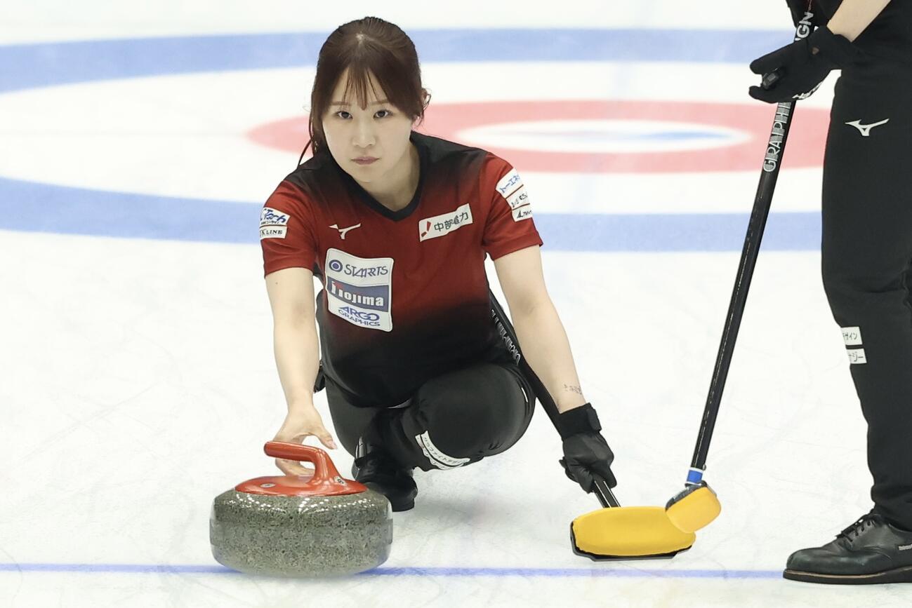 日本カーリング選手権大会　横浜2026　女子2次リーグ　中部電力対フォルティウス　第5エンド　ストーンを投じる中部電力・中嶋星奈（撮影・河田真司）