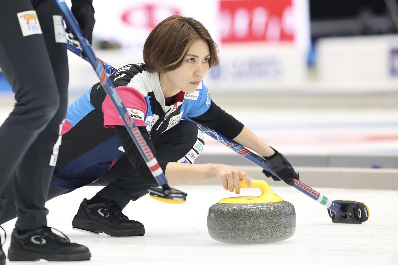 日本カーリング選手権大会　横浜2026　女子2次リーグ　中部電力対フォルティウス　第7エンド　ストーンを投じるフォルティウス・吉村紗也香（撮影・河田真司）