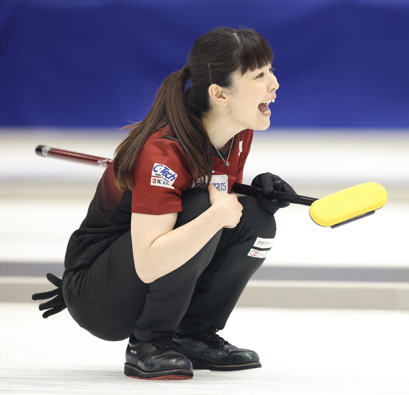 日本カーリング選手権大会　横浜2026　女子2次リーグ　中部電力対フォルティウス　第7エンド　ストーンを投じ声出しする中部電力・松村千秋（撮影・河田真司）