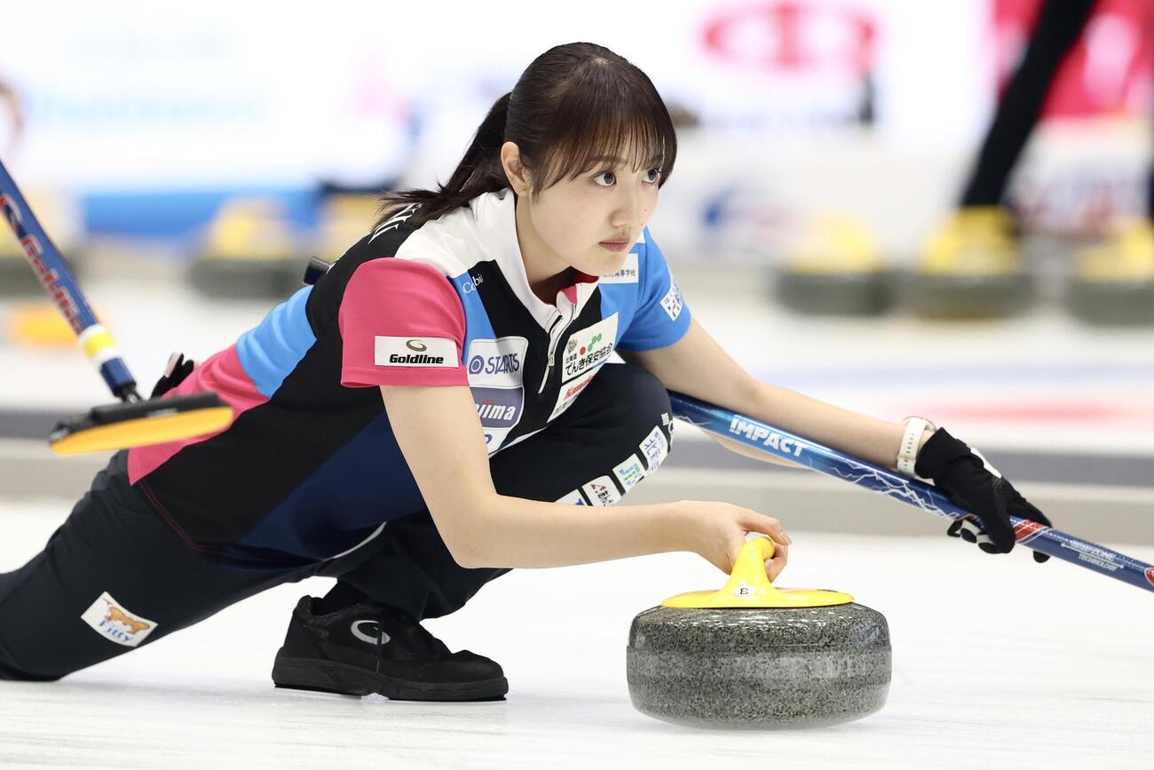 日本カーリング選手権大会　横浜2026　女子2次リーグ　中部電力対フォルティウス　第7エンド　ストーンを投じるフォルティウス・小林未奈（撮影・河田真司）