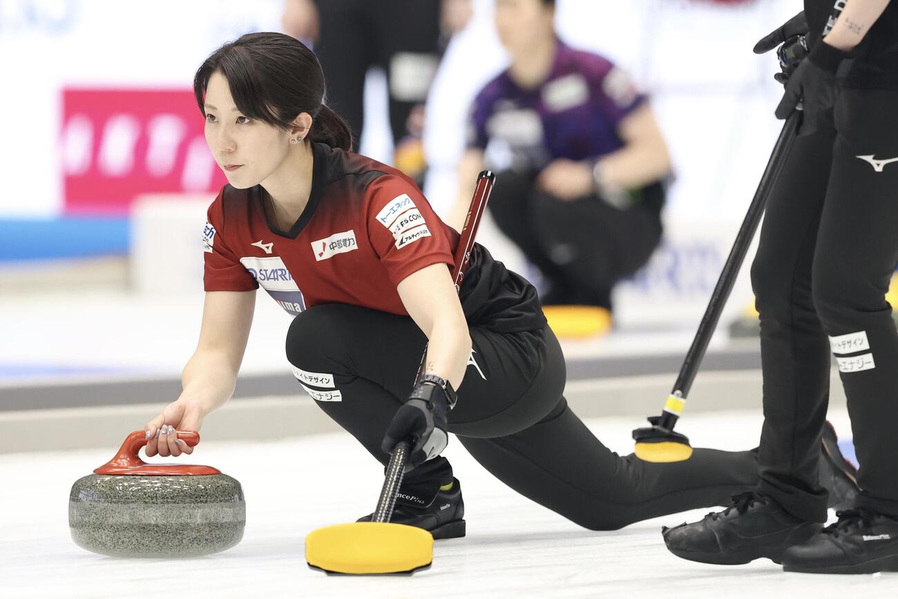 日本カーリング選手権大会　横浜2026　女子2次リーグ　中部電力対フォルティウス　第8エンド　ストーンを投じる中部電力・石郷岡葉純（撮影・河田真司）
