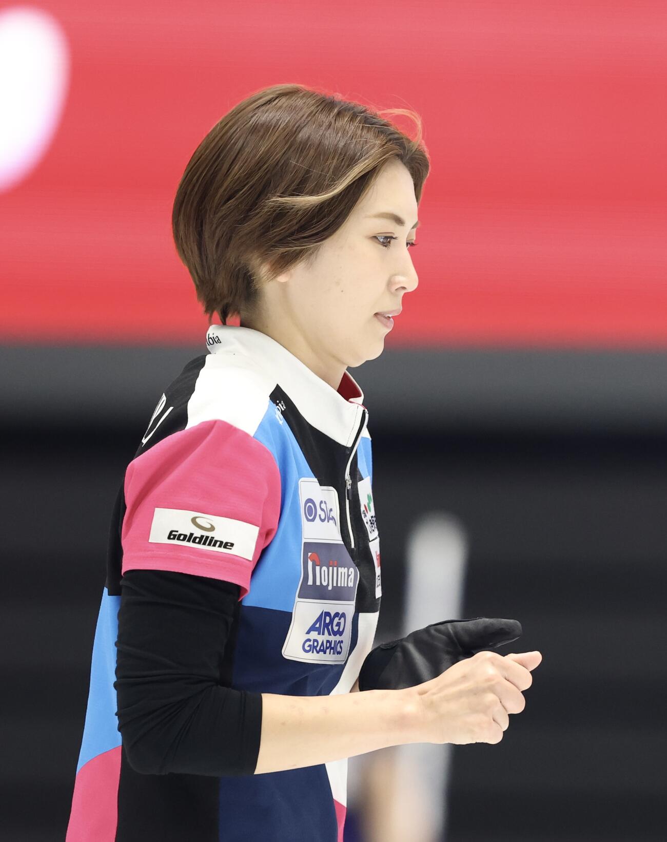 日本カーリング選手権大会　横浜2026　女子2次リーグ　中部電力対フォルティウス　中部電力に敗れ移動するフォルティウス・吉村紗也香（撮影・河田真司）