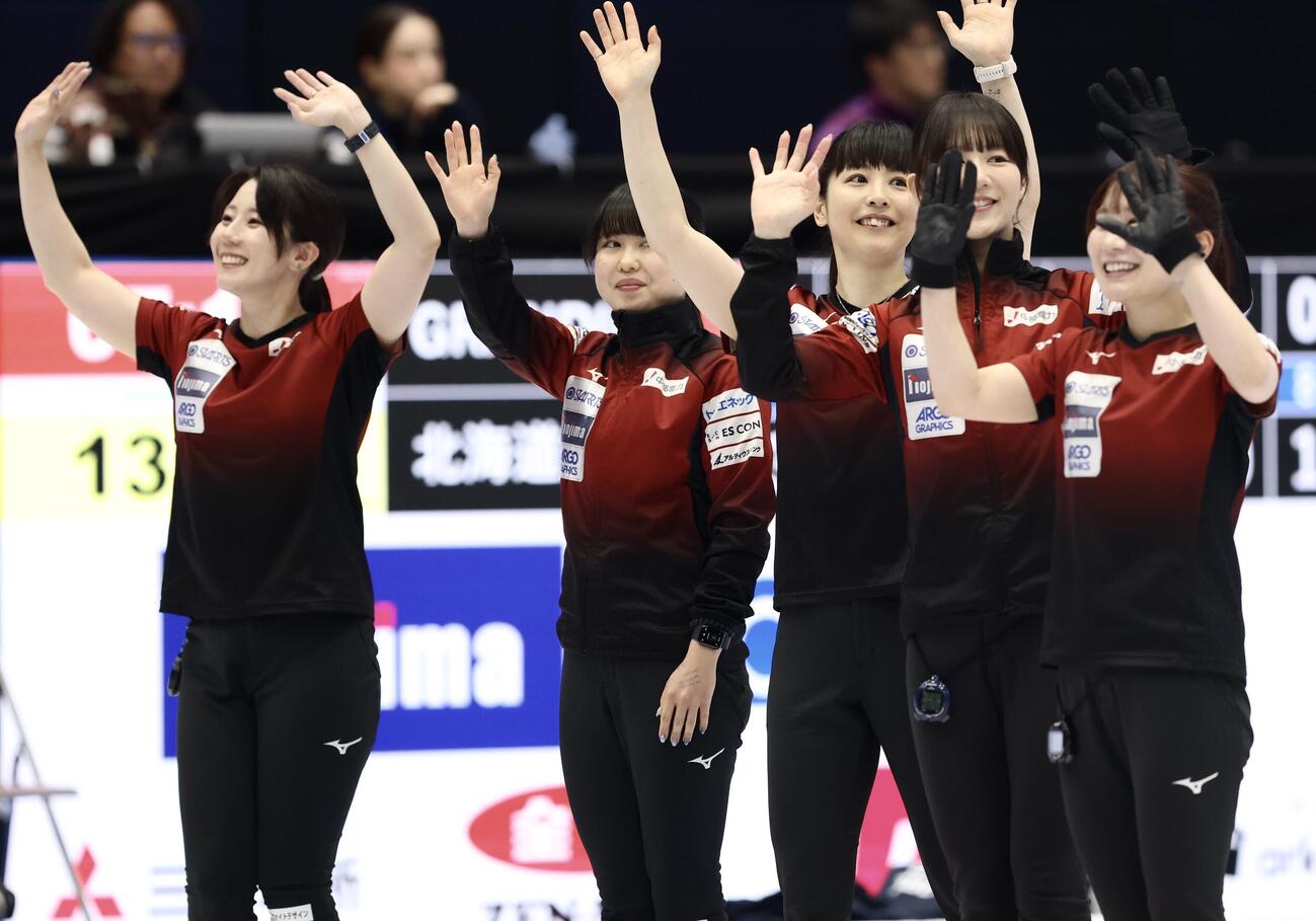 日本カーリング選手権大会　横浜2026　女子2次リーグ　中部電力対フォルティウス　フォルティウスに勝利しあいさつする中部電力（撮影・河田真司）