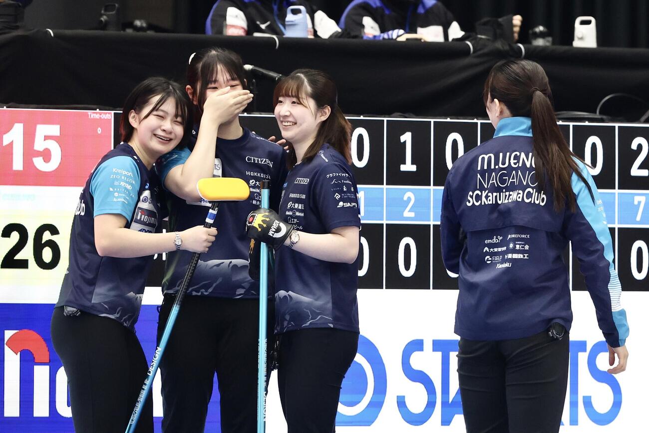 日本カーリング選手権大会　横浜2026　女子2次リーグ　SC軽井沢クラブ対札幌国際大学　札幌国際大学に勝利するSC軽井沢クラブ（撮影・河田真司）