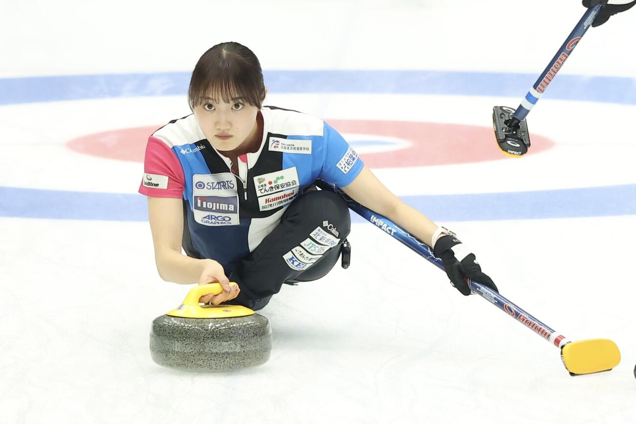 日本カーリング選手権大会　横浜2026　女子2次リーグ　中部電力対フォルティウス　第5エンド　ストーンを投じるフォルティウス・小林未奈（撮影・河田真司）