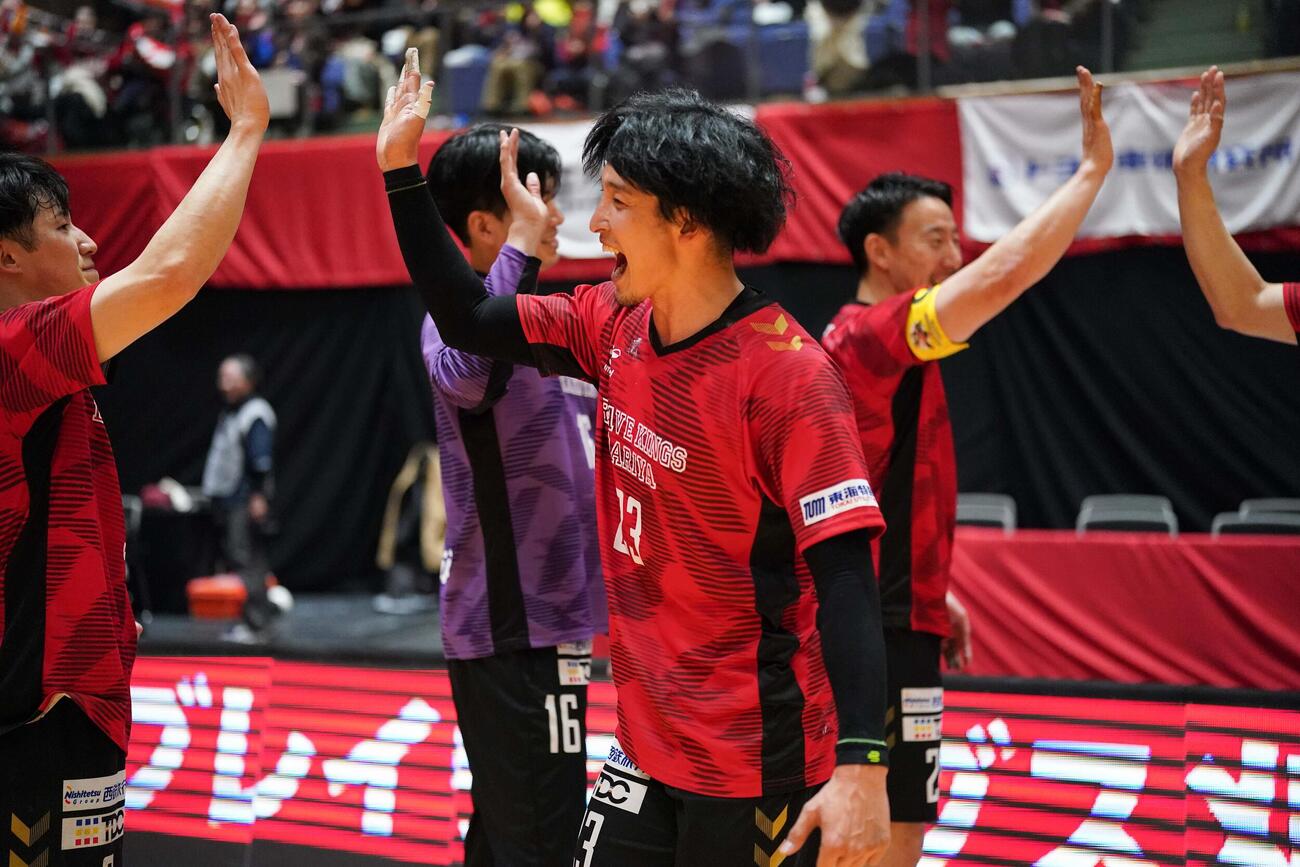 ハイタッチを交わすブレイヴキングス刈谷吉野樹（C）ブレイヴキングス刈谷