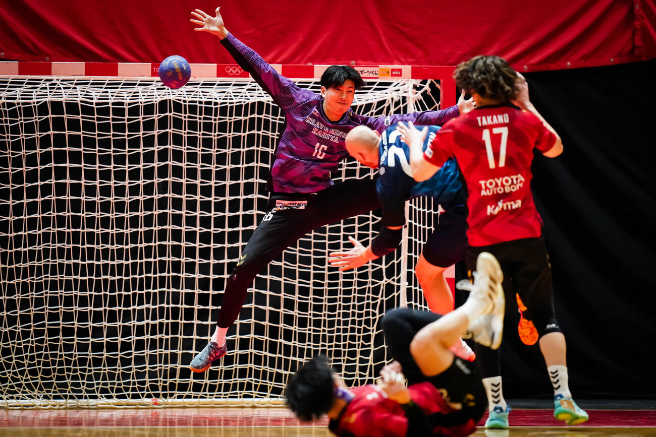 懸命なセーブを見せるブレイヴキングス刈谷GK岡本大亮（C）ブレイヴキングス刈谷