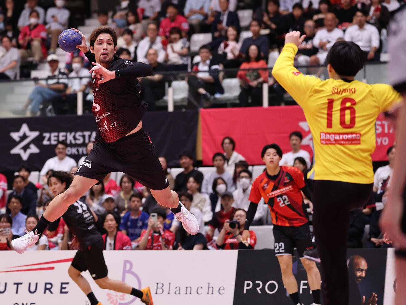 シュートを放つジークスター東京部井久アダム勇樹
