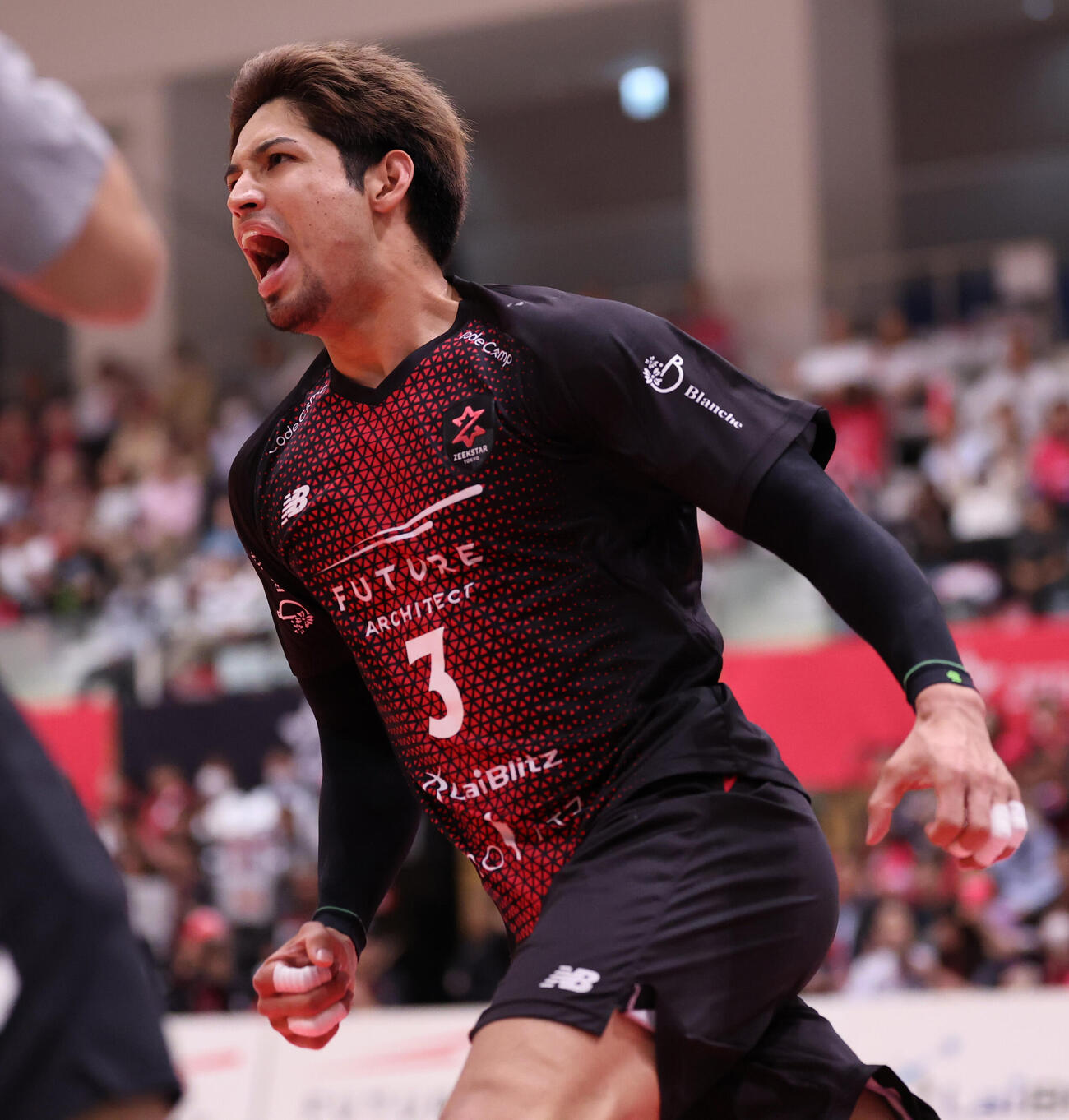 シュートを決めて叫ぶジークスター東京部井久アダム勇樹
