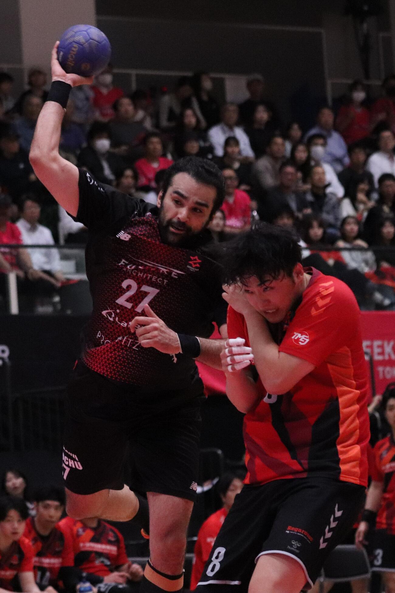 ディフェンスをかいくぐりシュートを放つジークスター東京玉川裕泰