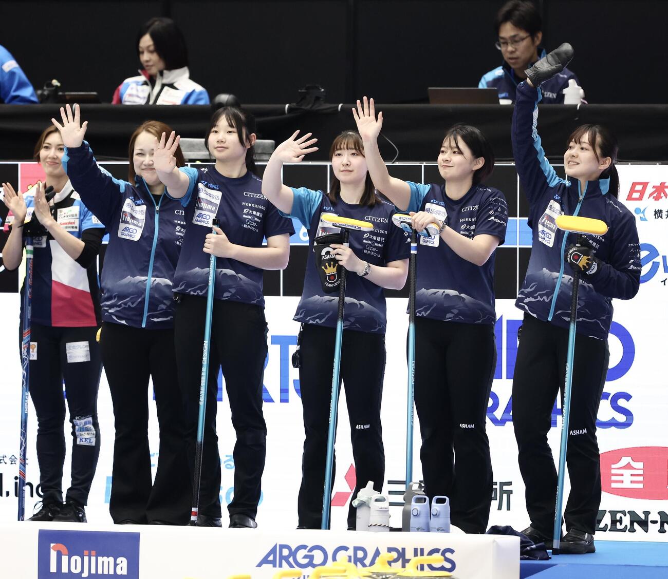 日本カーリング選手権大会　横浜2026　女子2次リーグ　フォルティウス対SC軽井沢クラブ　開始前、紹介を受けるSC軽井沢クラブのメンバー（撮影・河田真司）