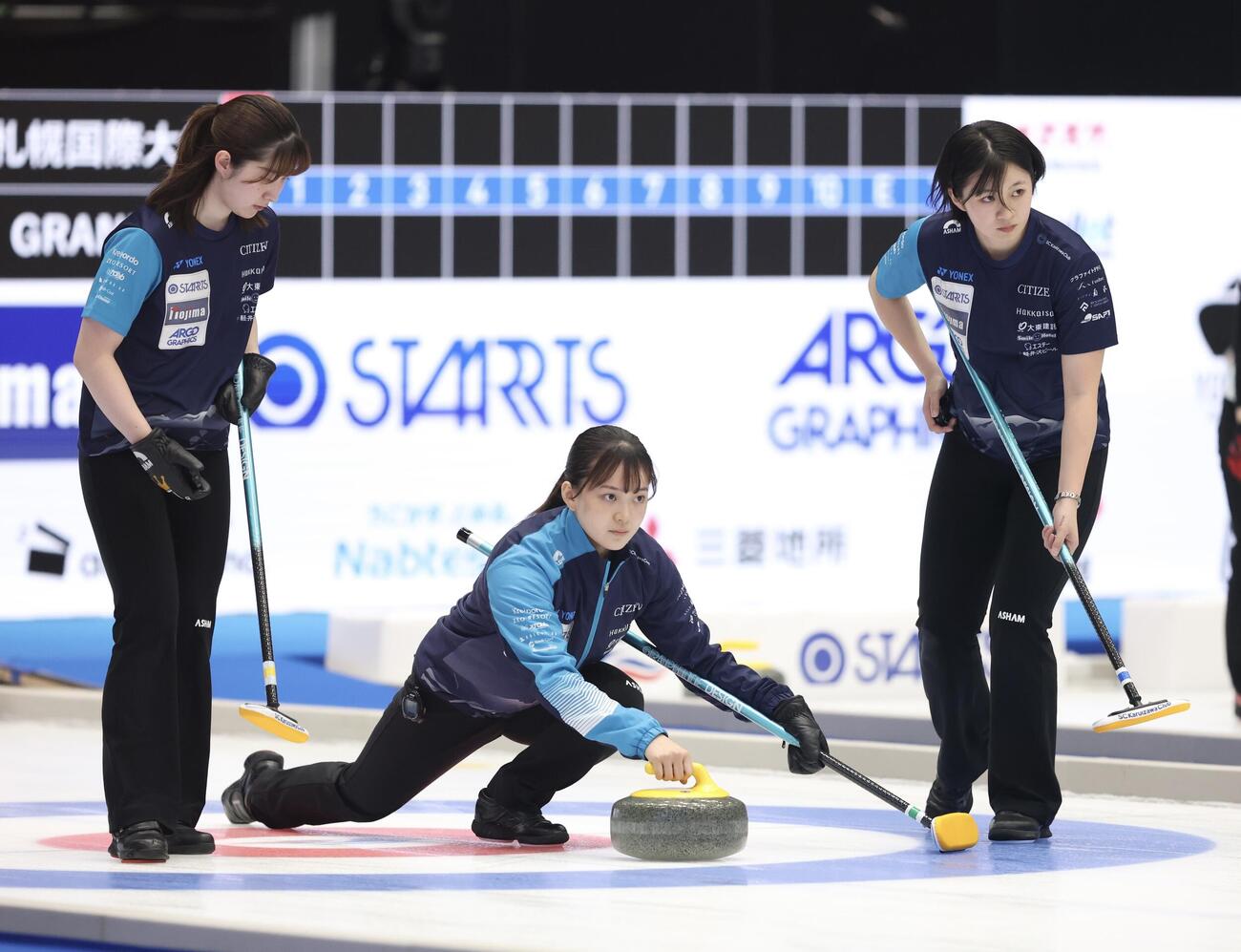 日本カーリング選手権大会　横浜2026　女子2次リーグ　フォルティウス対SC軽井沢クラブ　開始前、調整するSC軽井沢クラブのメンバー（撮影・河田真司）＝2026年6月11日