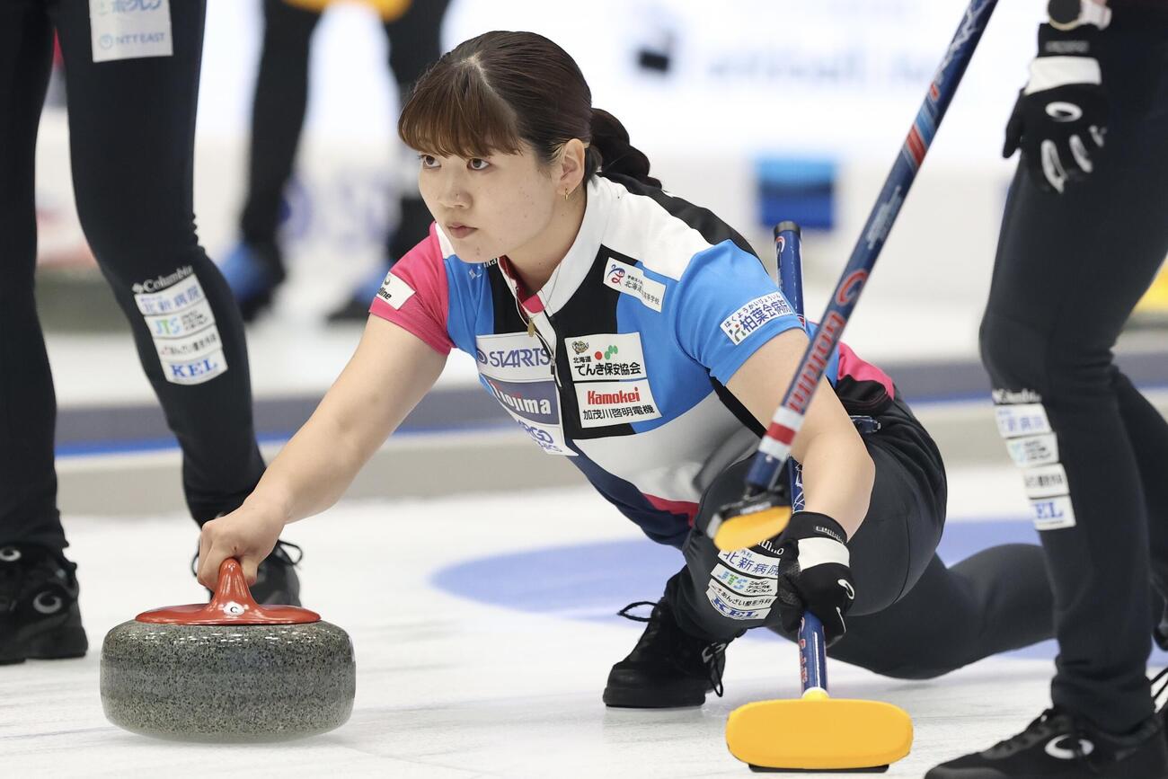 日本カーリング選手権大会　横浜2026　女子2次リーグ　フォルティウス対SC軽井沢クラブ　第1エンド、ストーンを投じるフォルティウス・小谷優奈（撮影・河田真司）