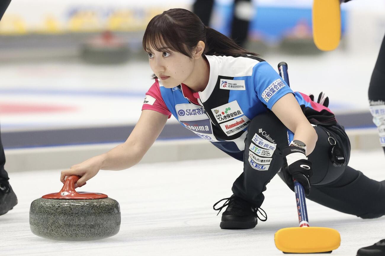 日本カーリング選手権大会　横浜2026　女子2次リーグ　フォルティウス対SC軽井沢クラブ　第1エンド、ストーンを投じるフォルティウス・小林未奈（撮影・河田真司）＝2026年6月11日