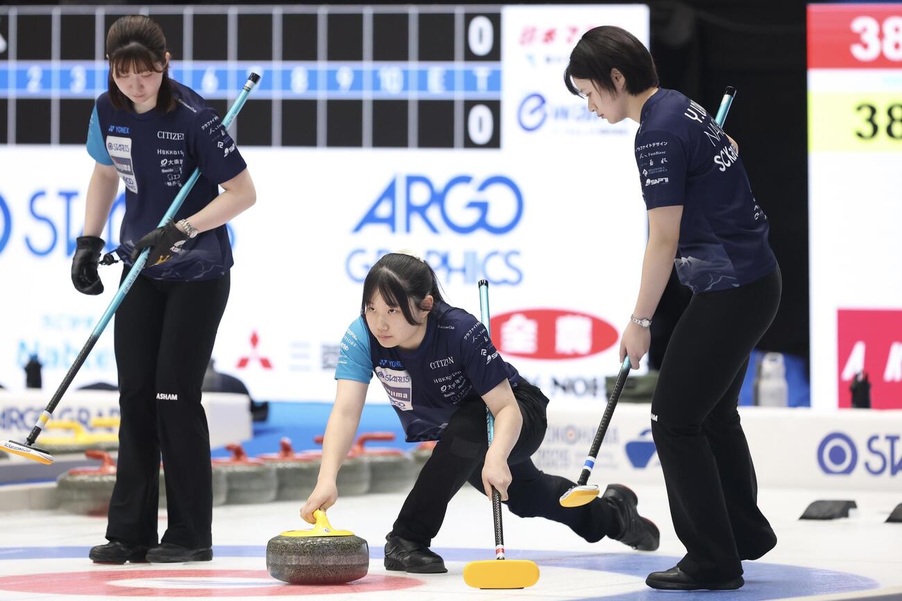 日本カーリング選手権大会　横浜2026　女子2次リーグ　フォルティウス対SC軽井沢クラブ　第1エンド、ストーンを投じるSC軽井沢クラブ・川田亜依（撮影・河田真司）